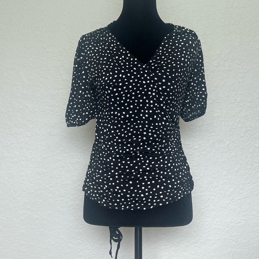 Elie Tahari Black Short Sleeve Wrap Blouse
Caja 6